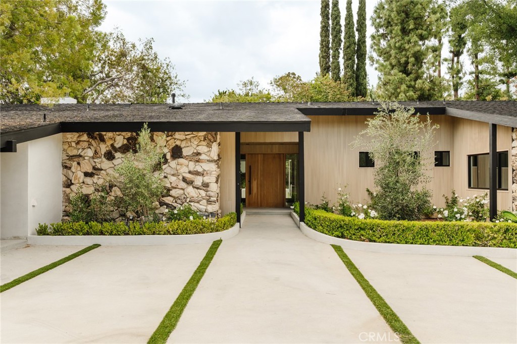 18155 Lake Encino Drive