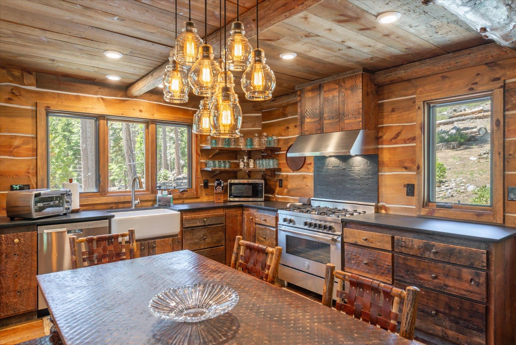 4015 Amanda Lane