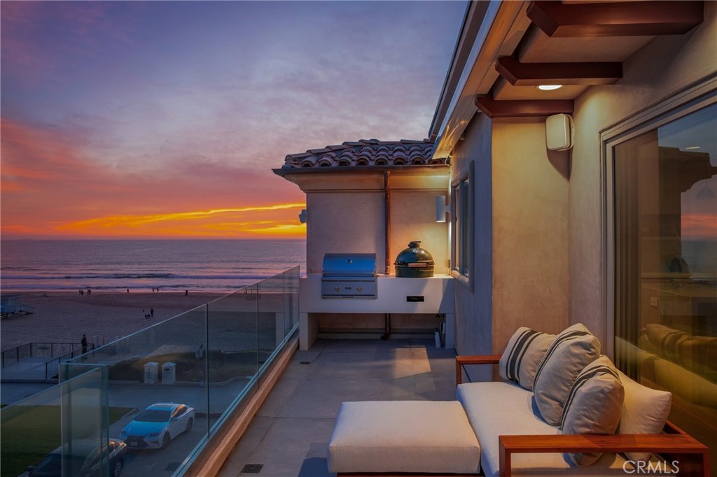 2702 The Strand