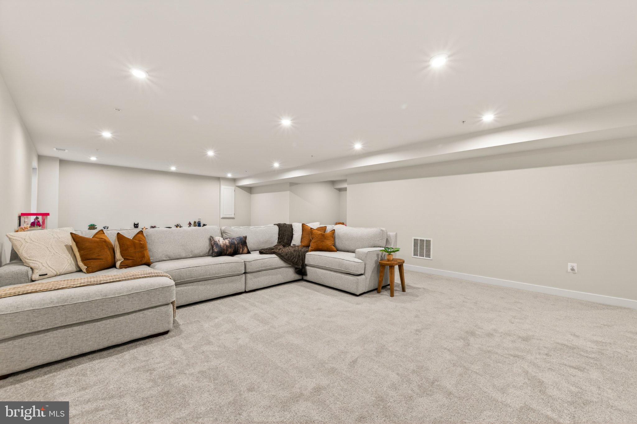 910 CLARENDON FARM LANE
