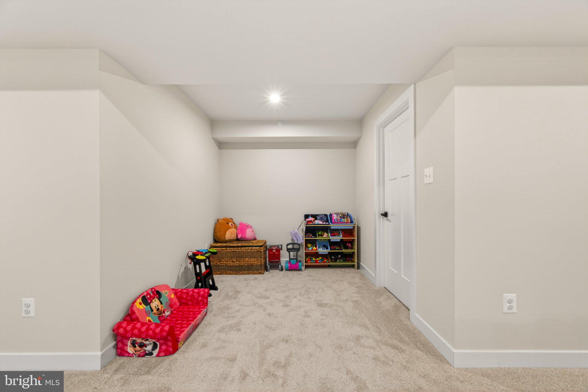 910 CLARENDON FARM LANE