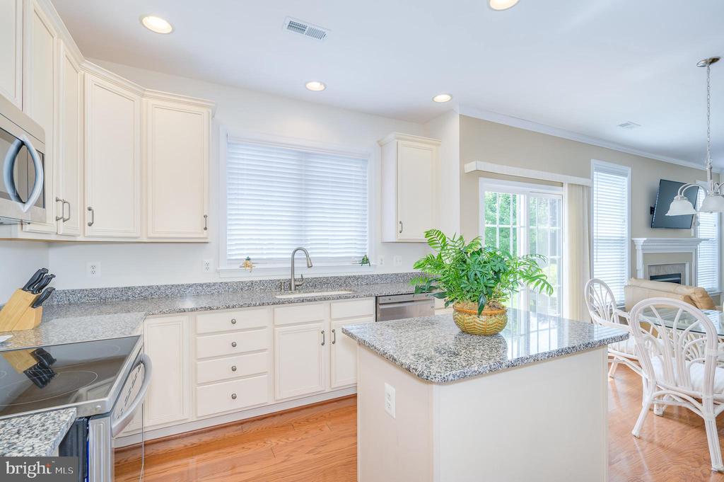 201 STRATHMORE WAY E