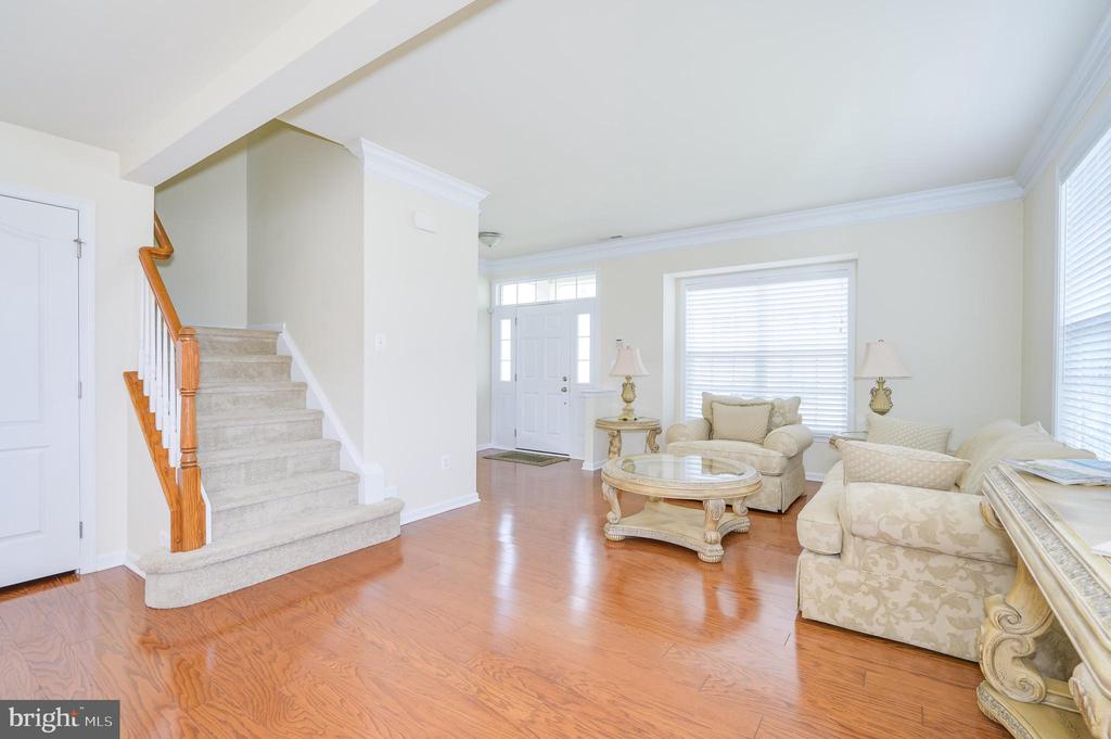 201 STRATHMORE WAY E