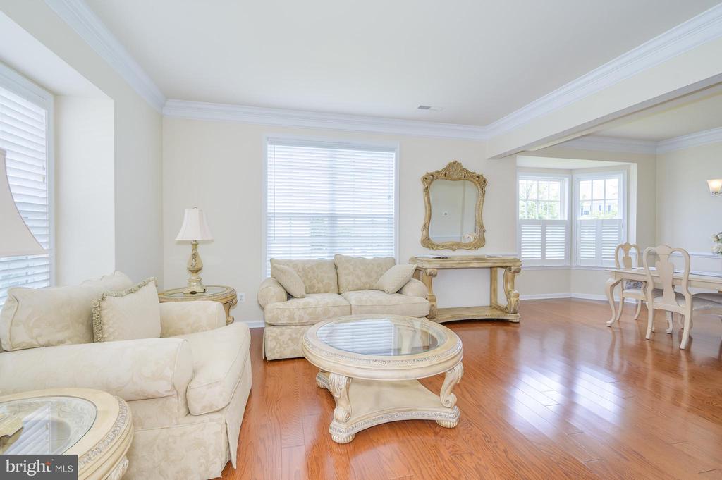201 STRATHMORE WAY E