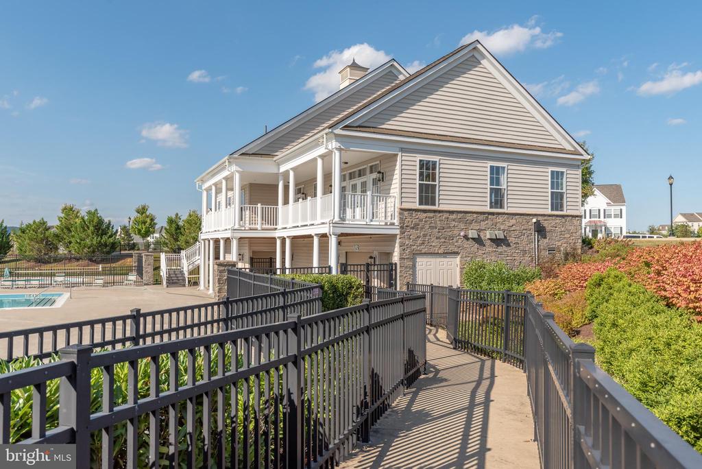 201 STRATHMORE WAY E