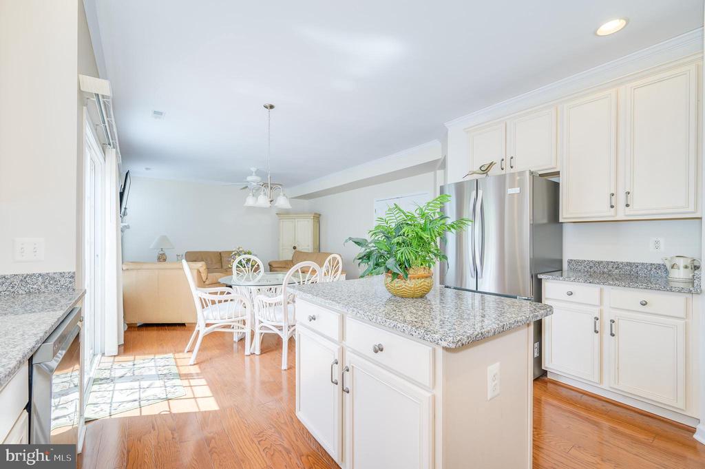 201 STRATHMORE WAY E