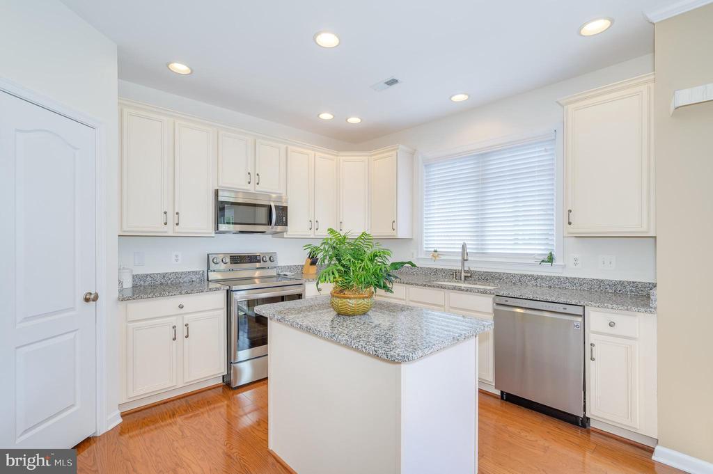 201 STRATHMORE WAY E