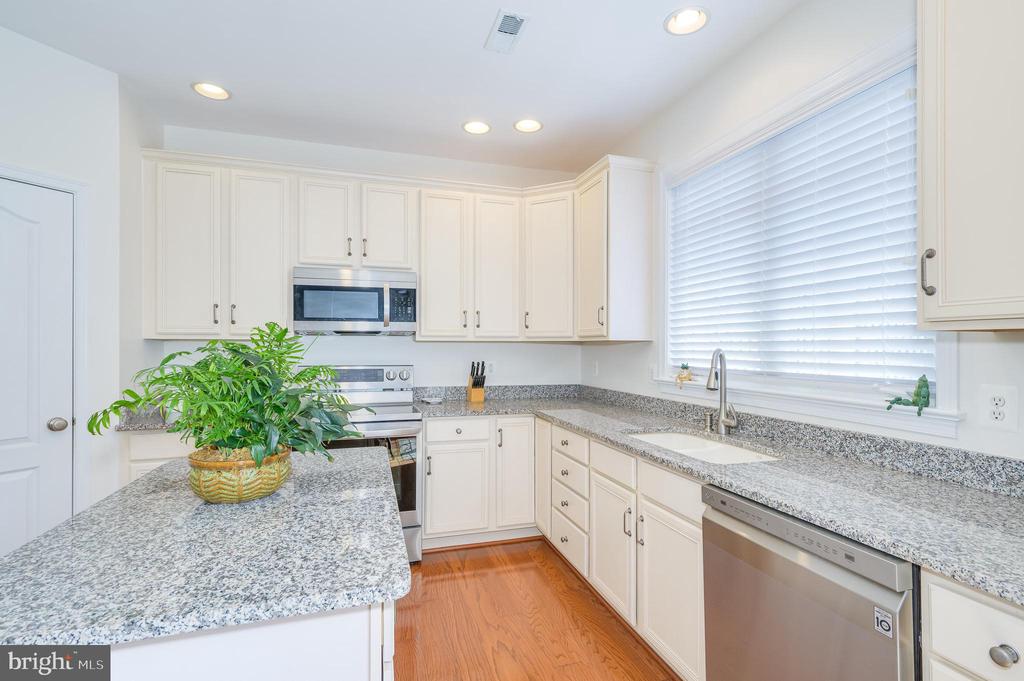 201 STRATHMORE WAY E