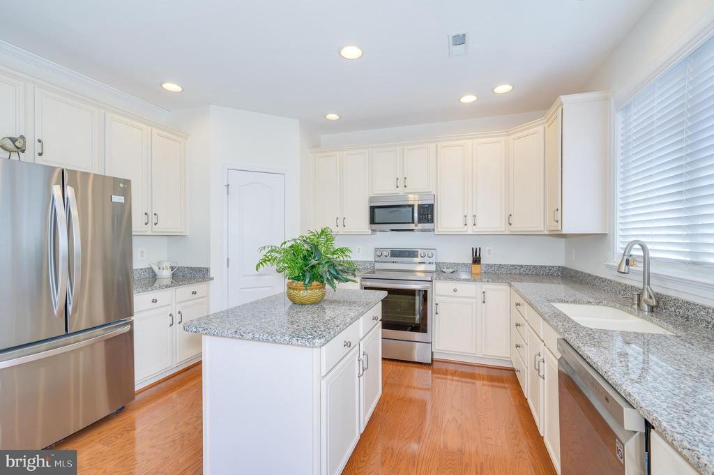 201 STRATHMORE WAY E