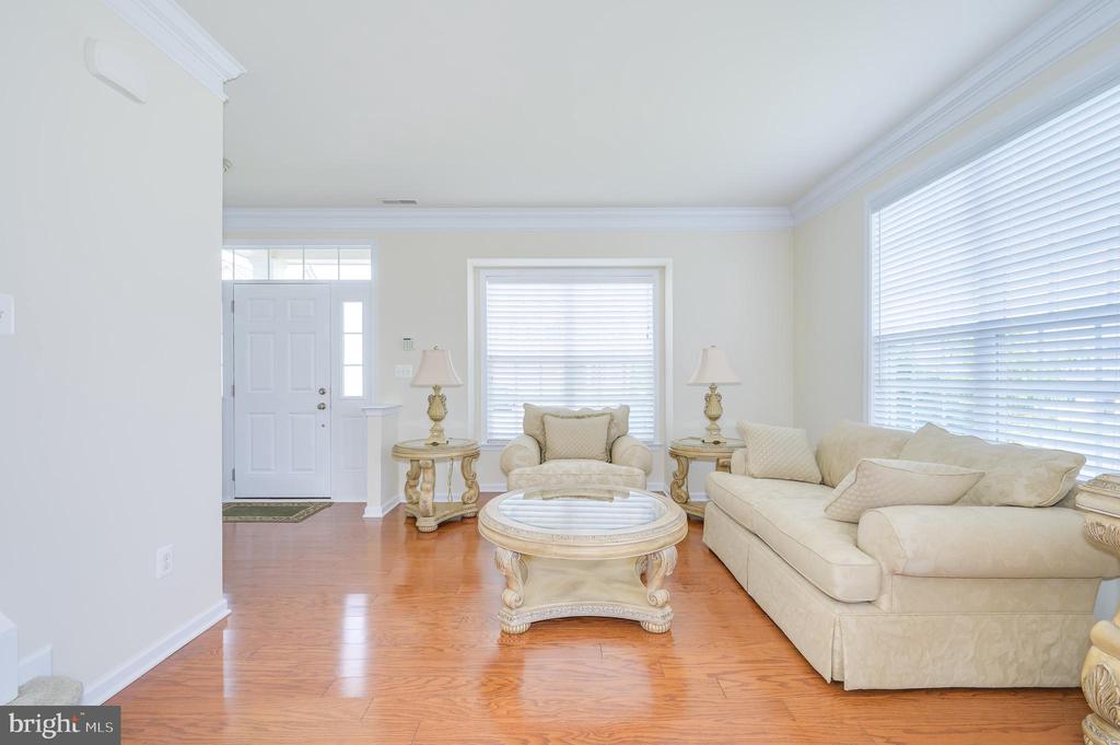 201 STRATHMORE WAY E