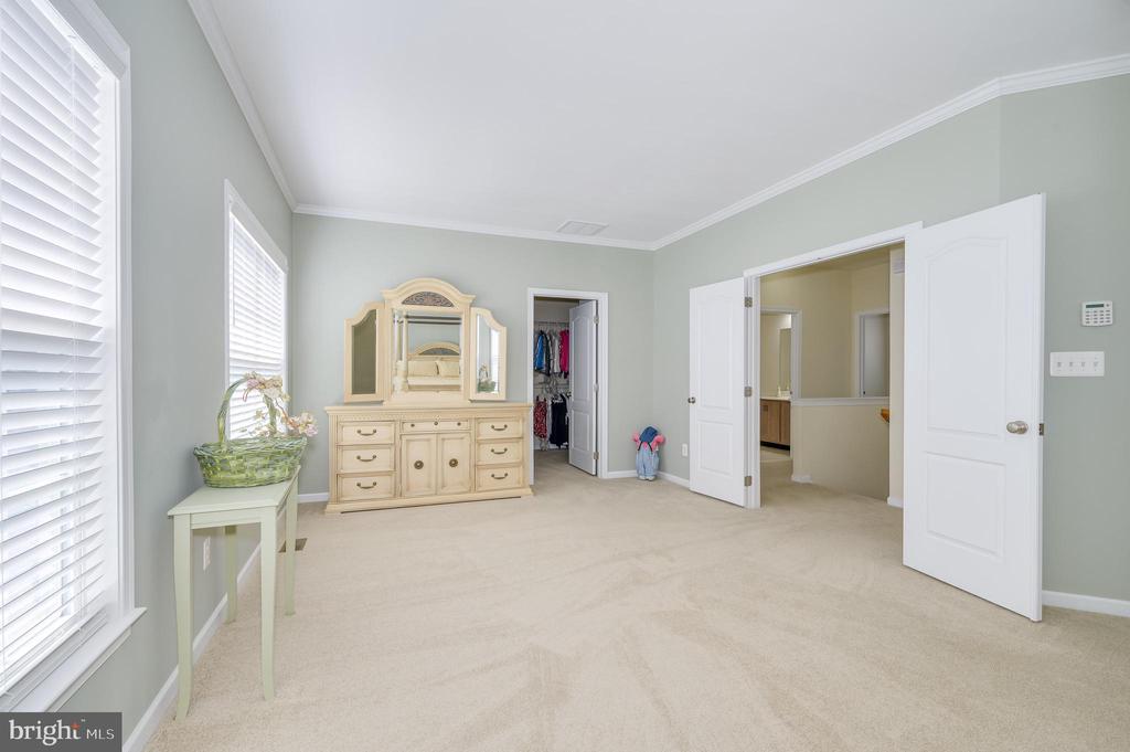 201 STRATHMORE WAY E
