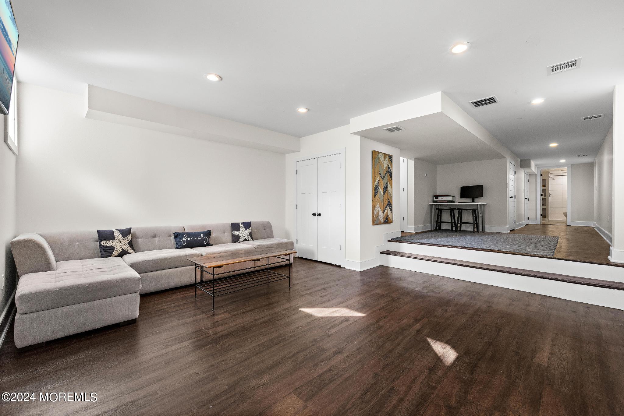 34 Hendrickson Place
