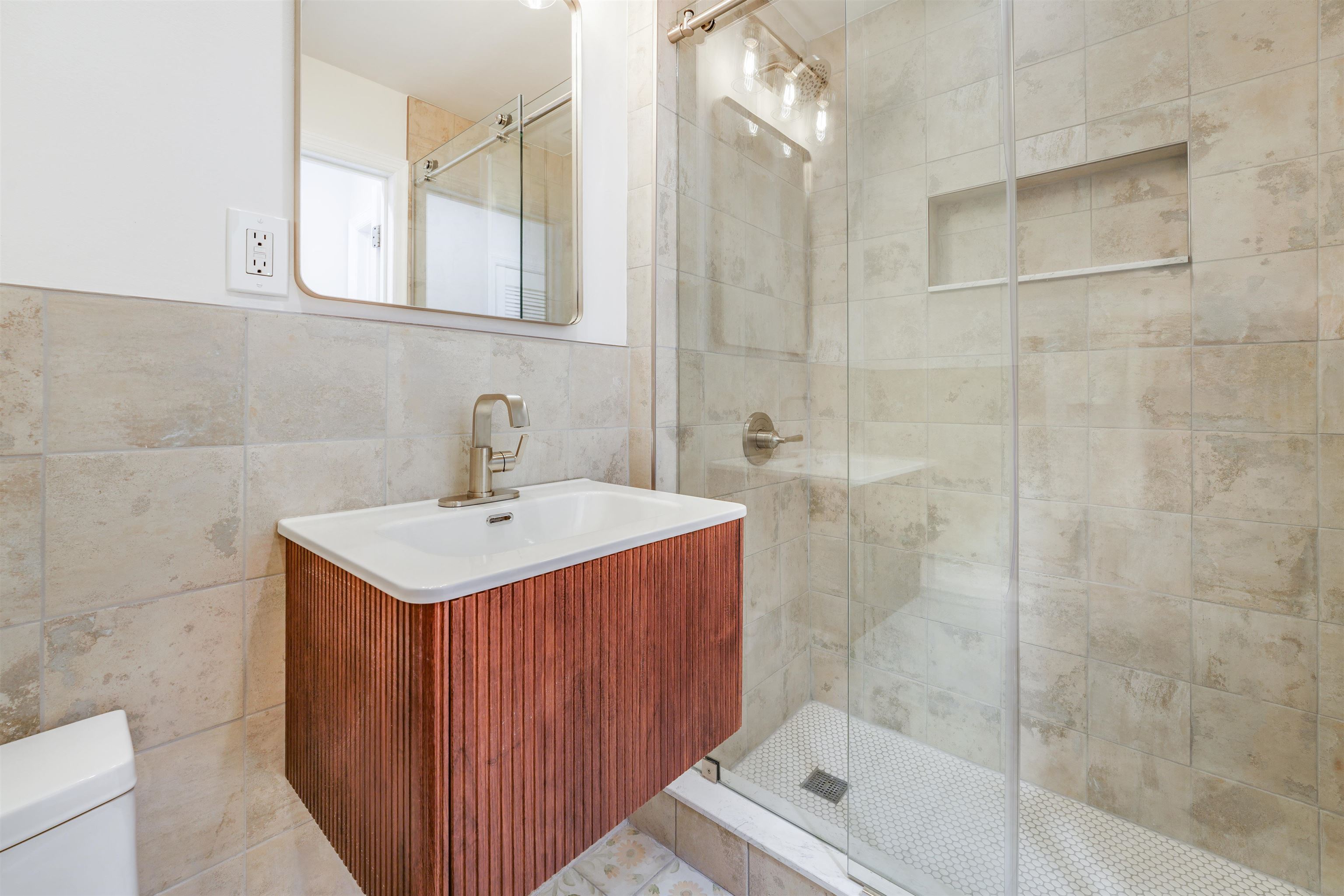 456 9TH ST Unit: 5