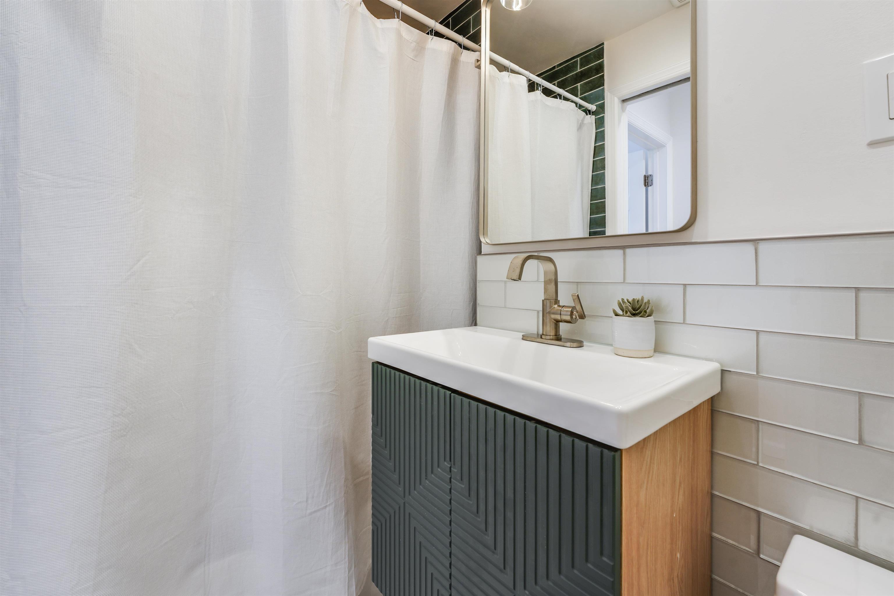 456 9TH ST Unit: 5
