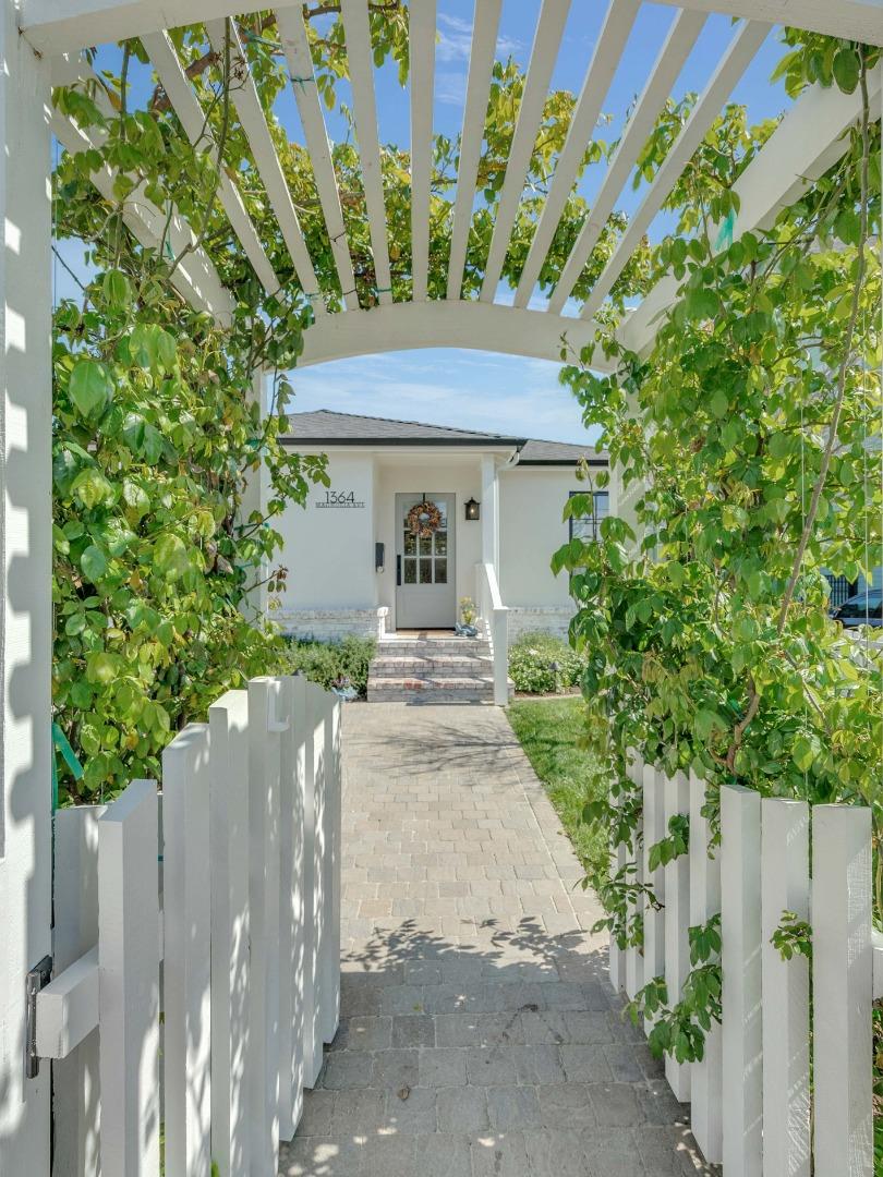 1364 Magnolia AVE