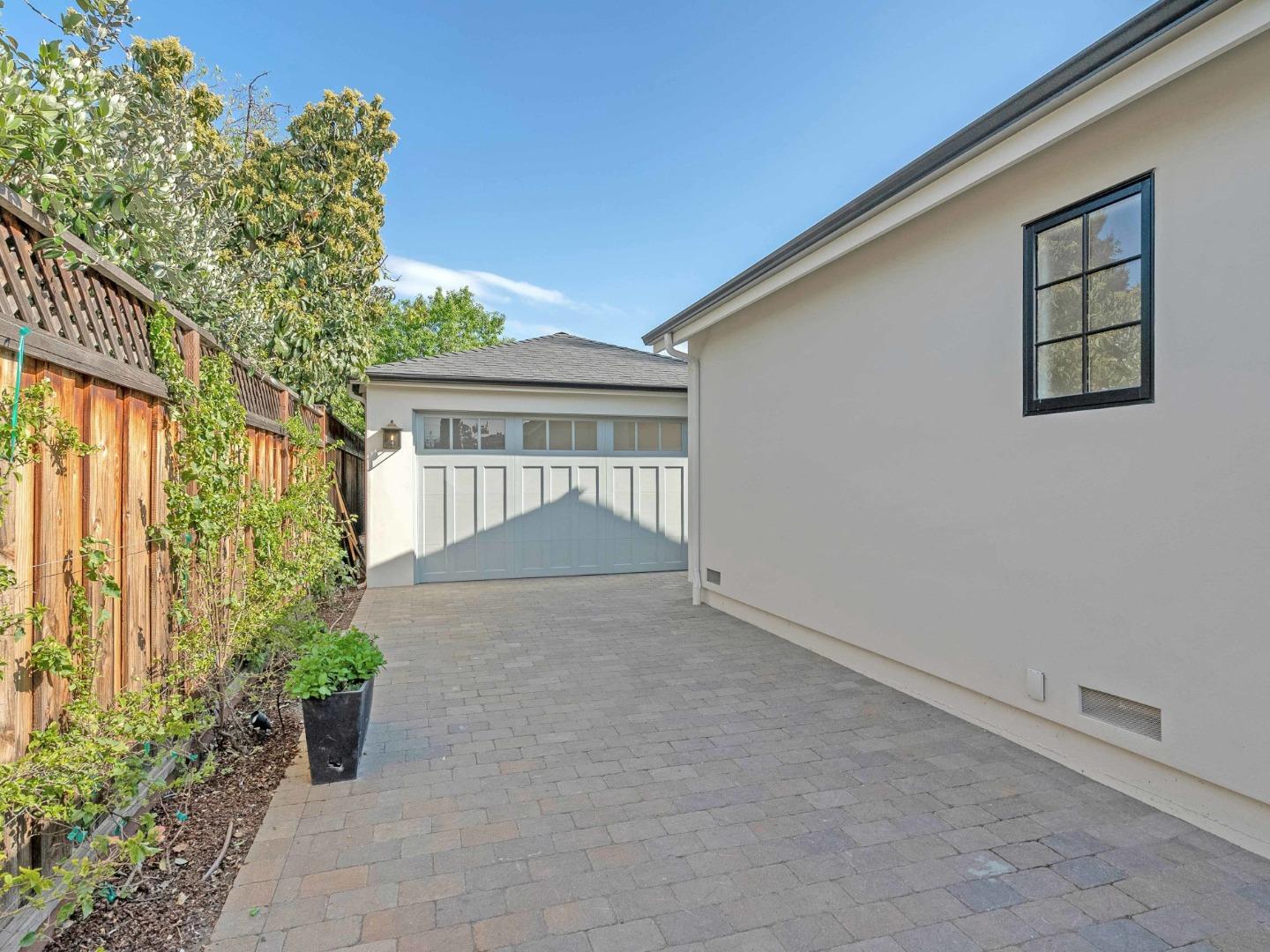 1364 Magnolia AVE