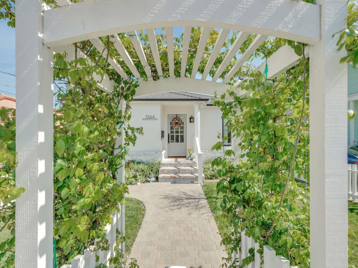 1364 Magnolia AVE