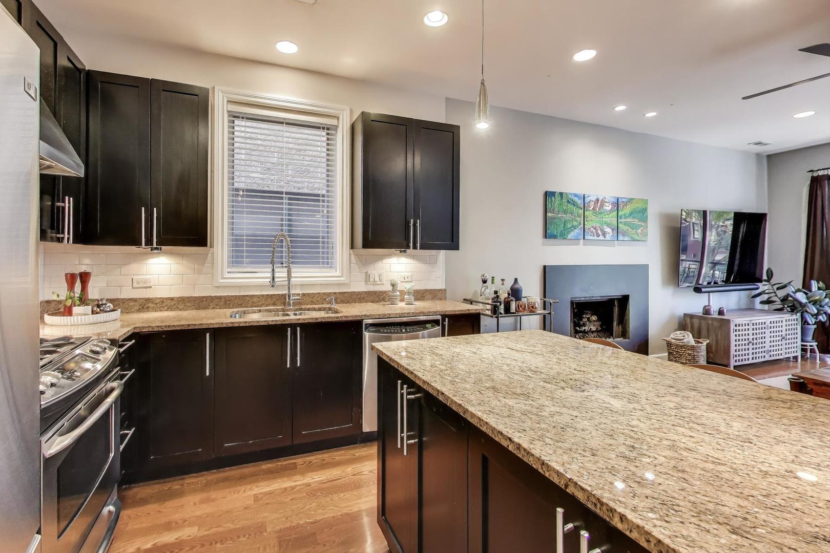 911 N Wood Street N Unit: 2