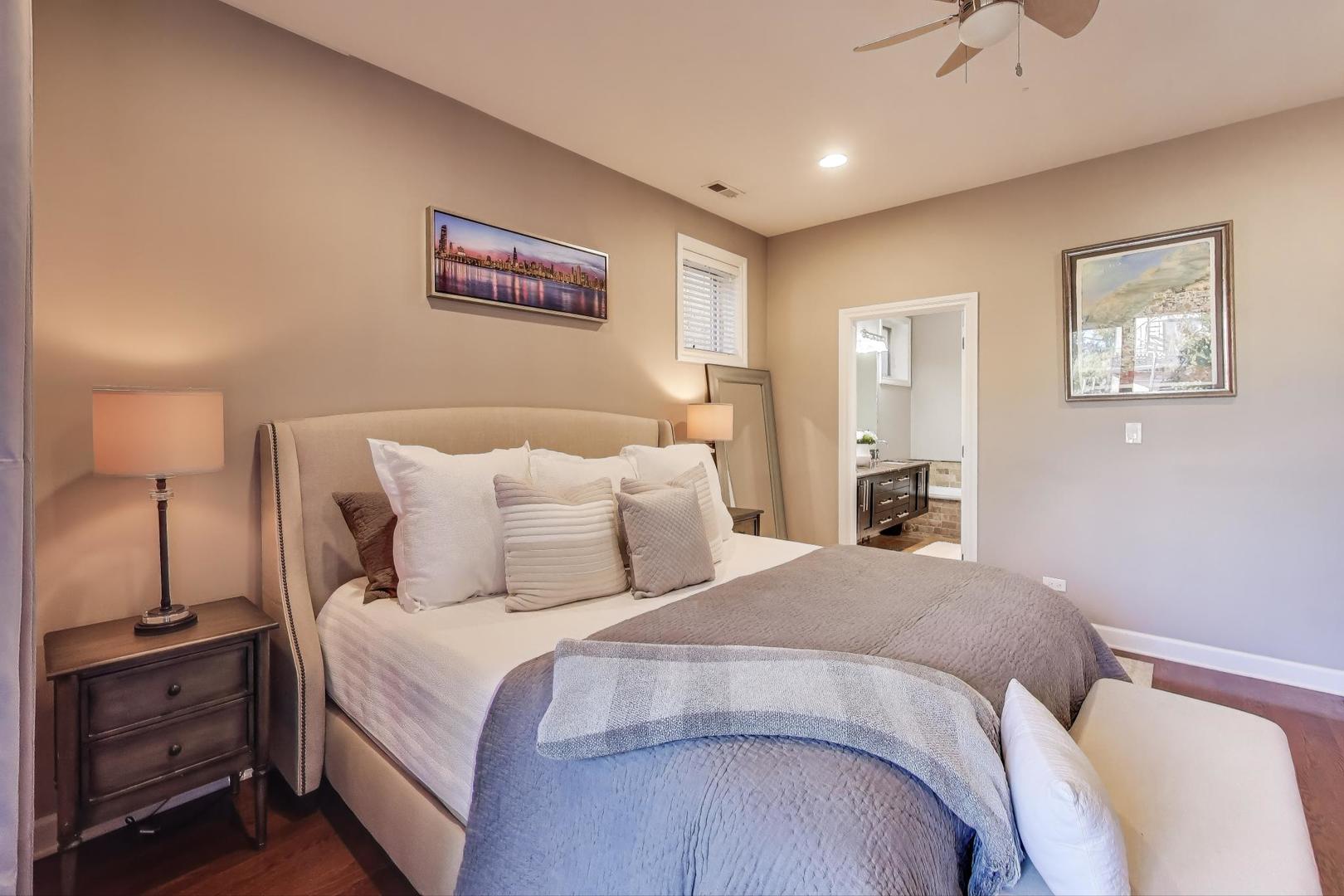 911 N Wood Street N Unit: 2