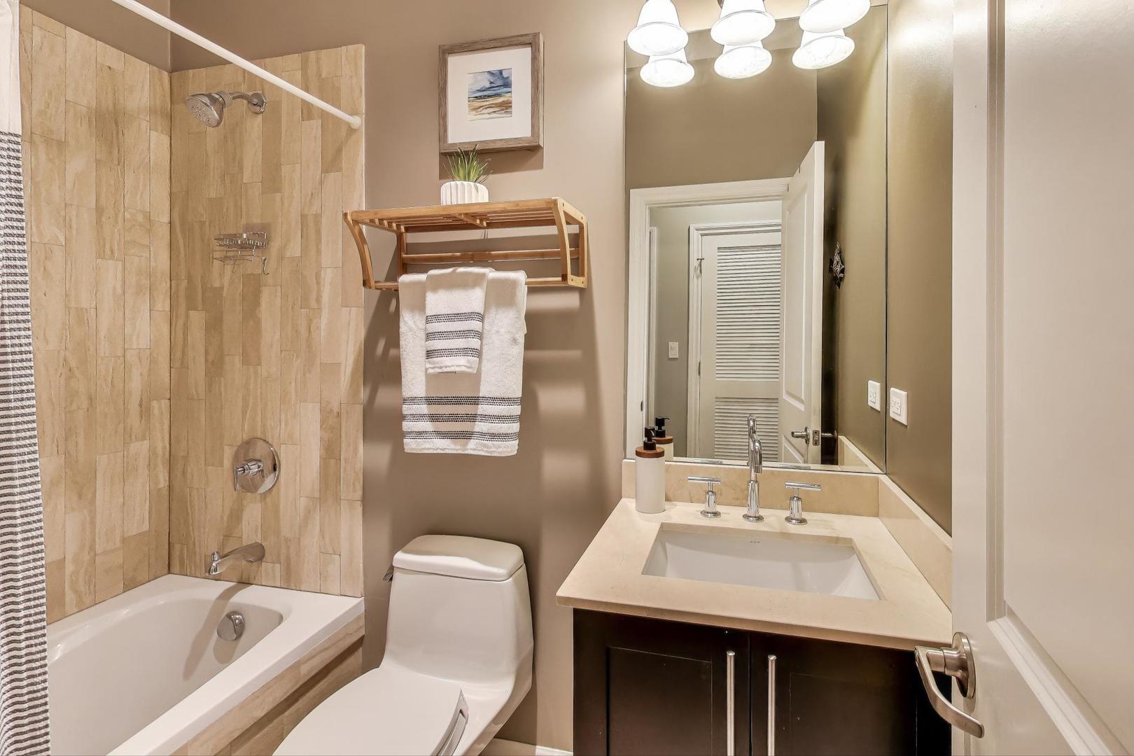 911 N Wood Street N Unit: 2