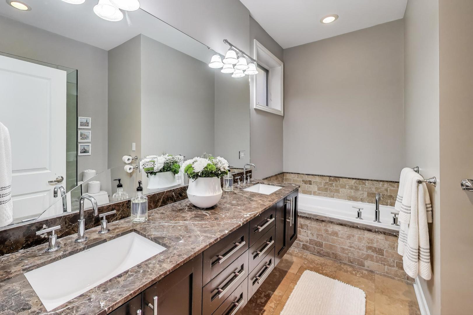 911 N Wood Street N Unit: 2