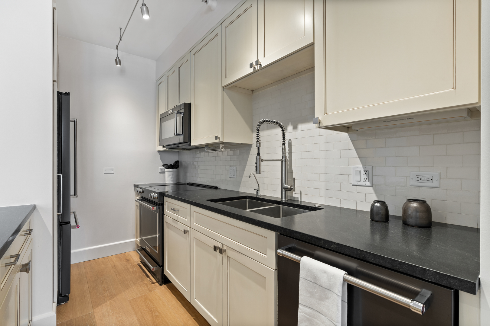 435 W Erie Street Unit: 1106