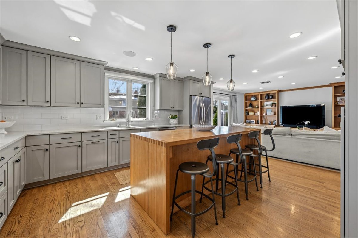 2121 Greenwood Avenue