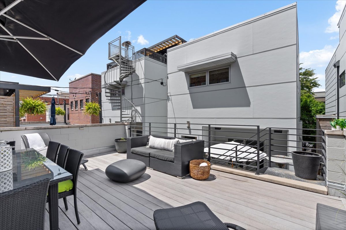 2109 W Race Avenue