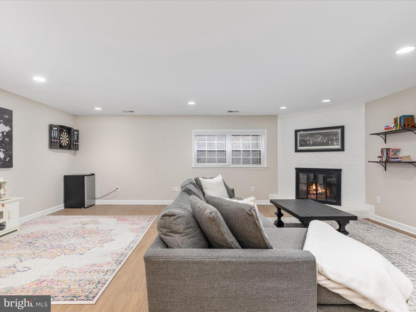 6311 Chaucer Ln