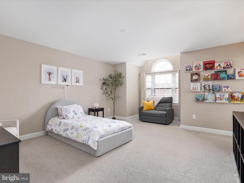 6311 Chaucer Ln