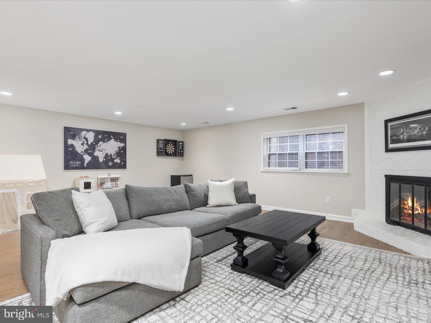 6311 Chaucer Ln