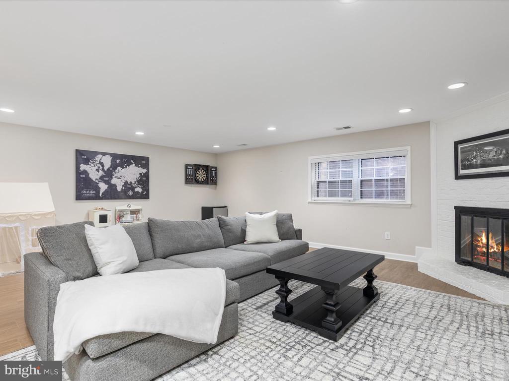 6311 Chaucer Ln