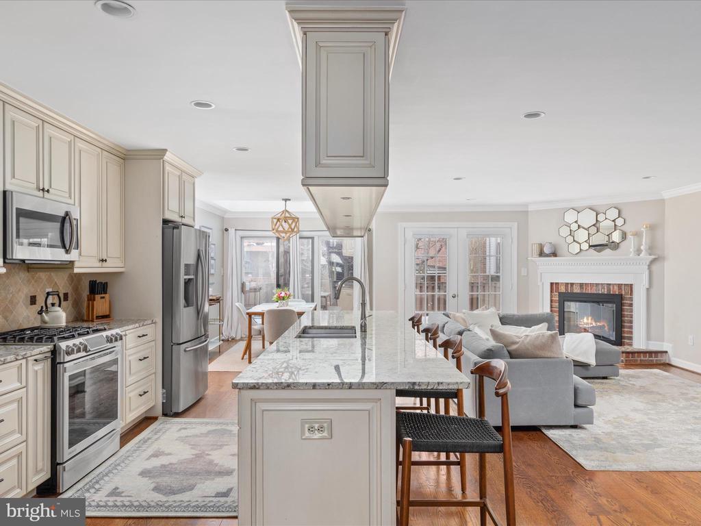 6311 Chaucer Ln