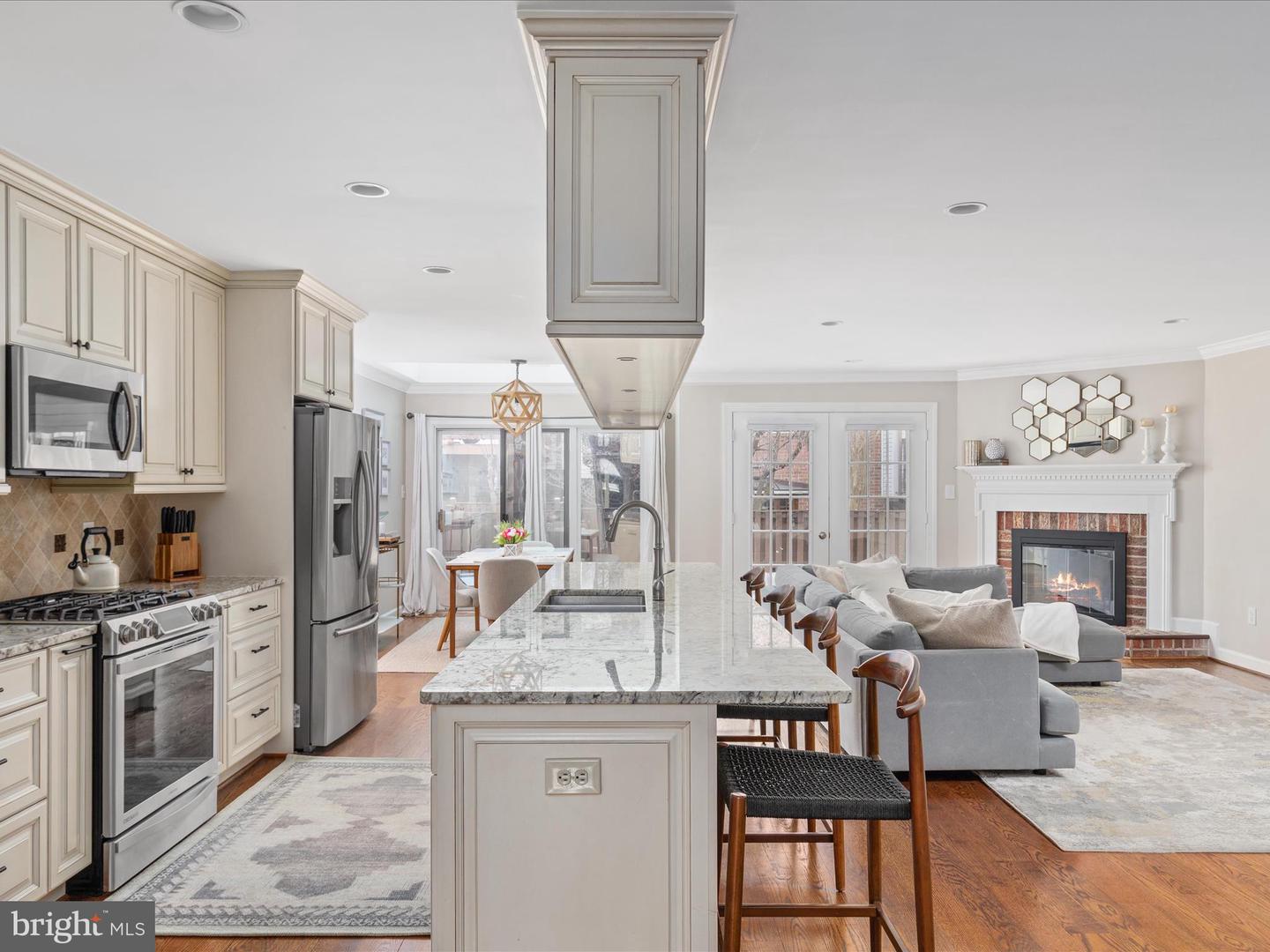 6311 Chaucer Ln