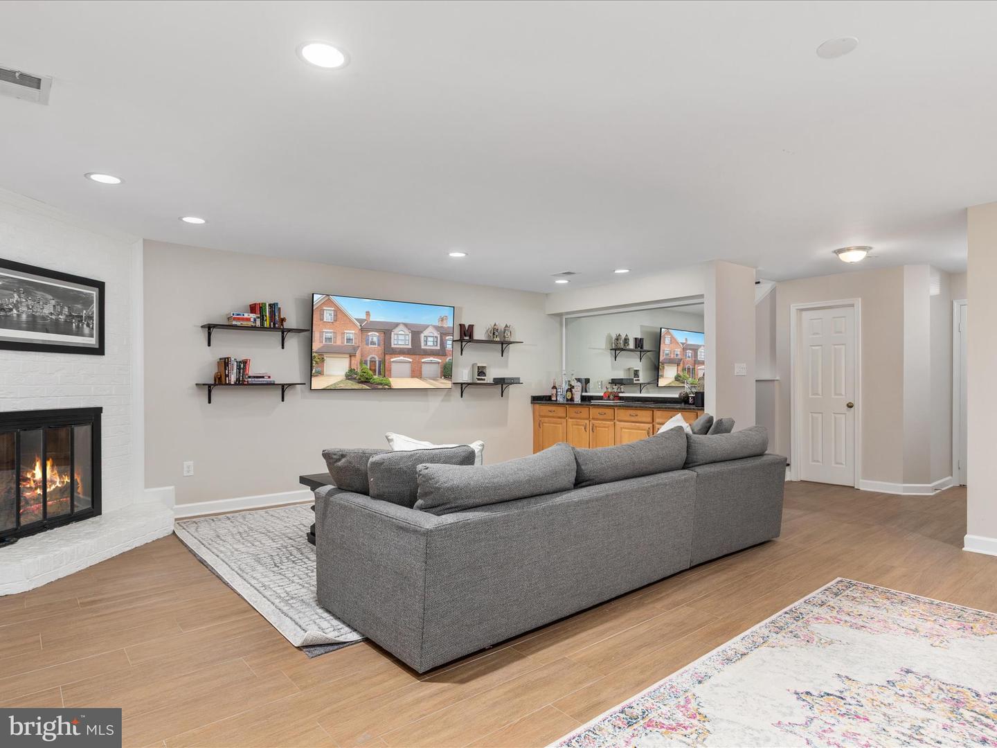 6311 Chaucer Ln