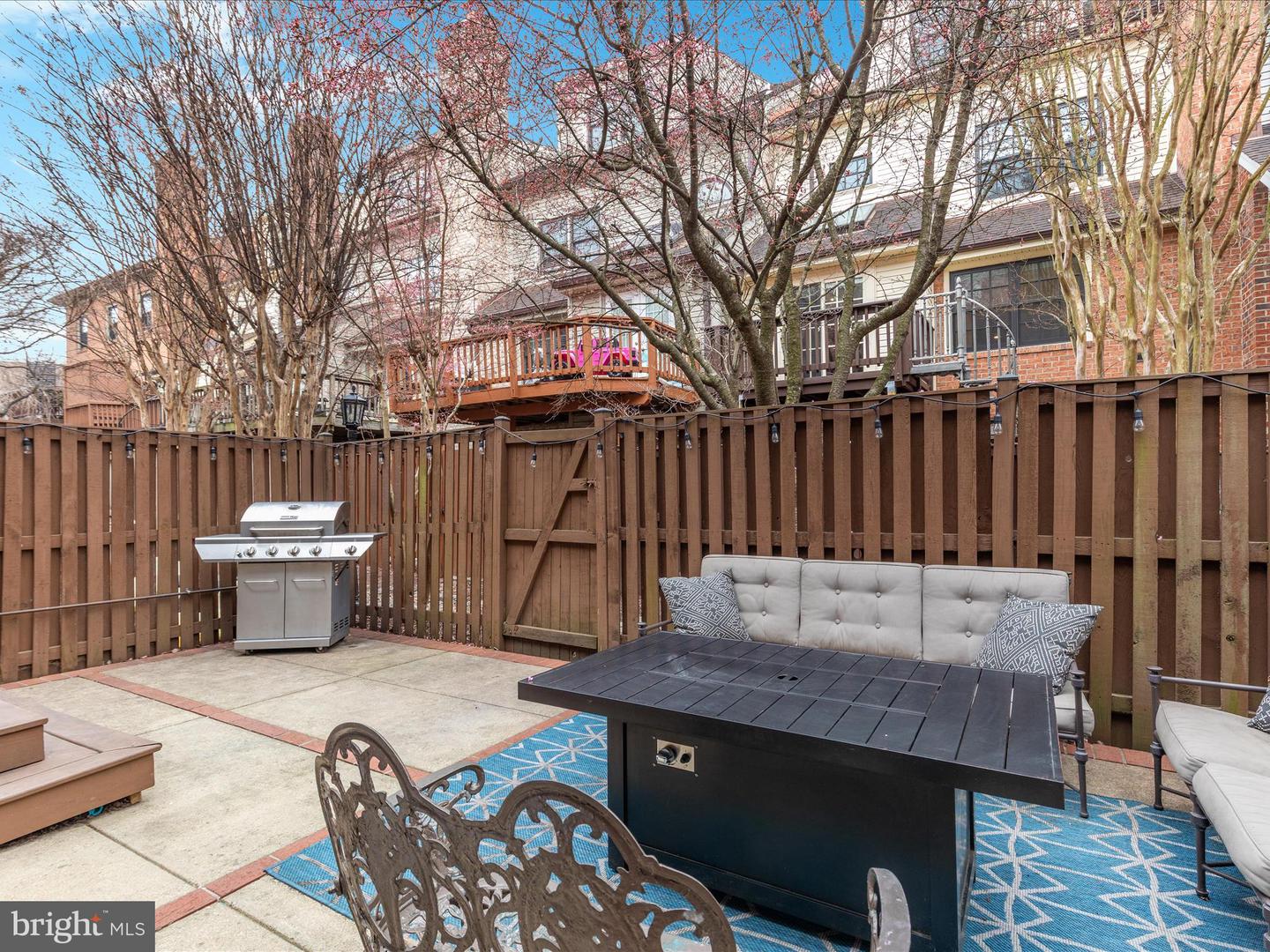 6311 Chaucer Ln
