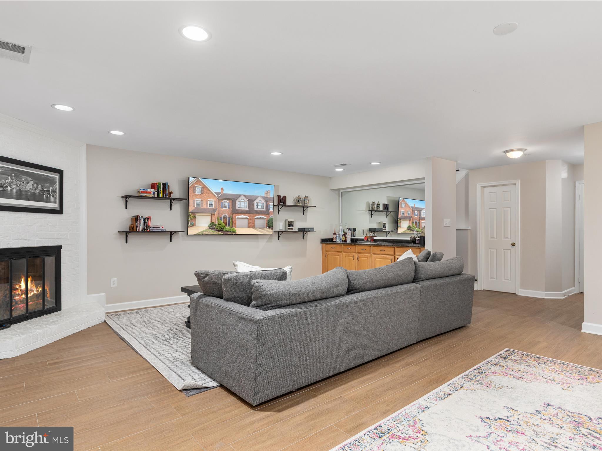 6311 Chaucer Ln