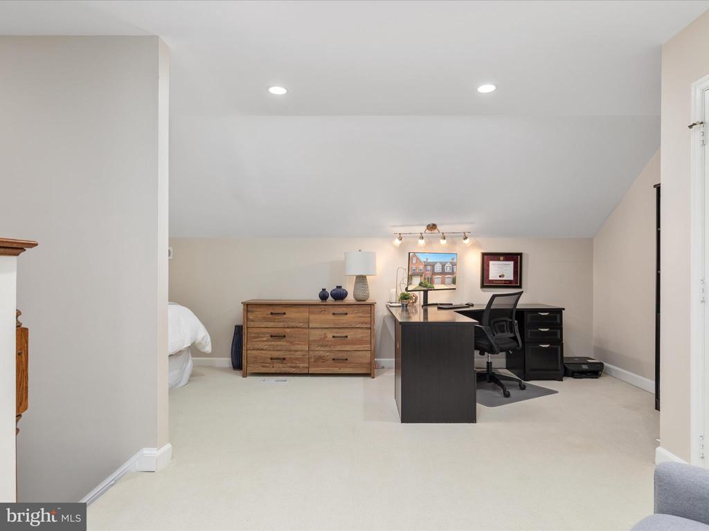 6311 Chaucer Ln
