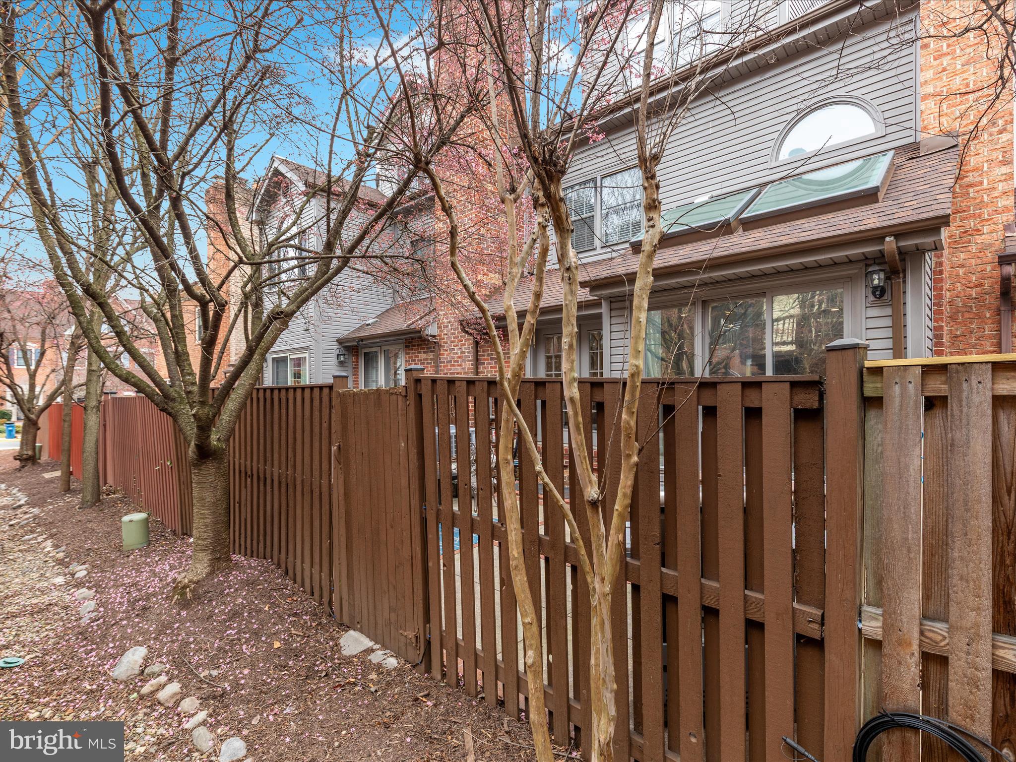 6311 Chaucer Ln