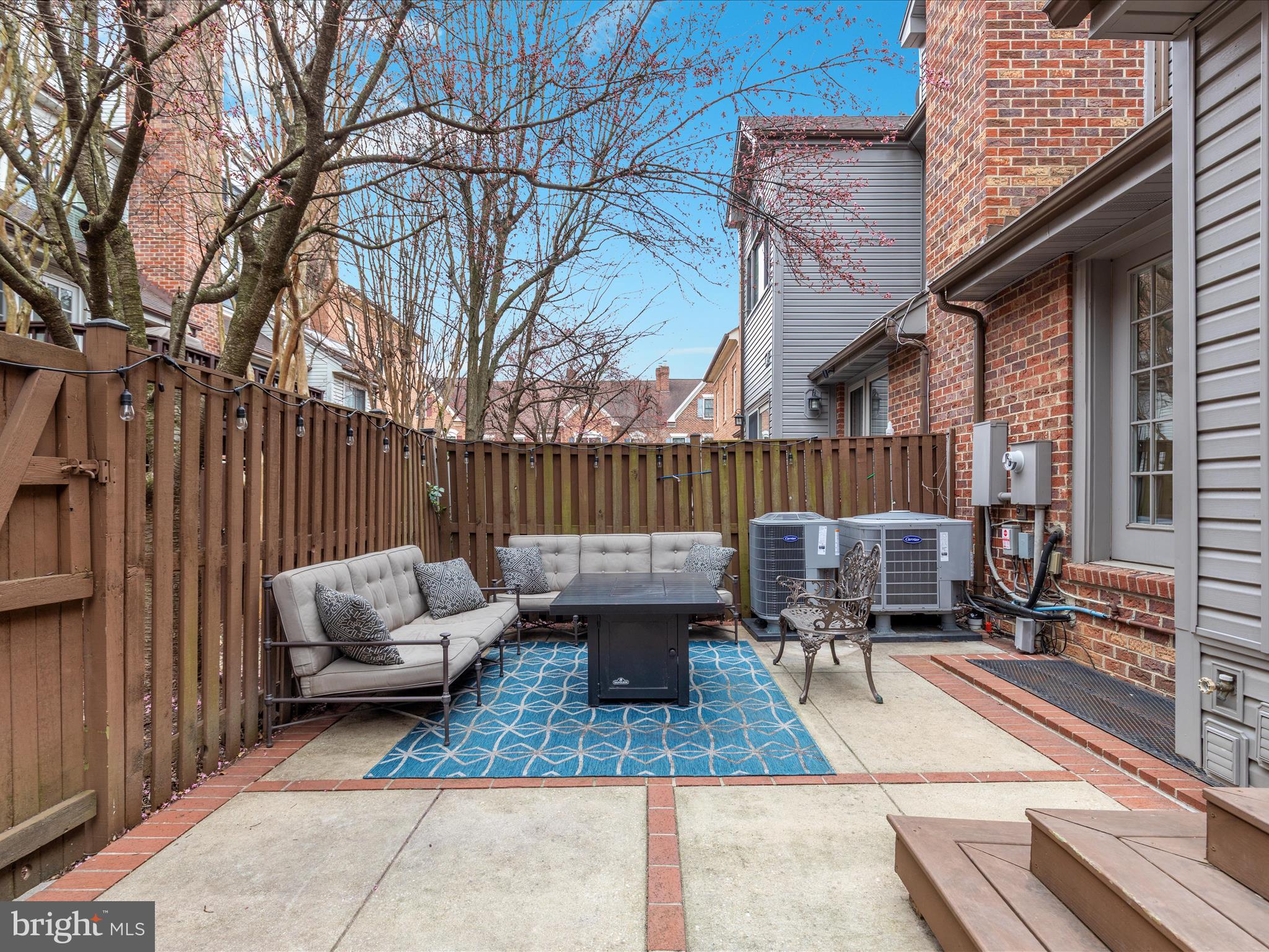 6311 Chaucer Ln