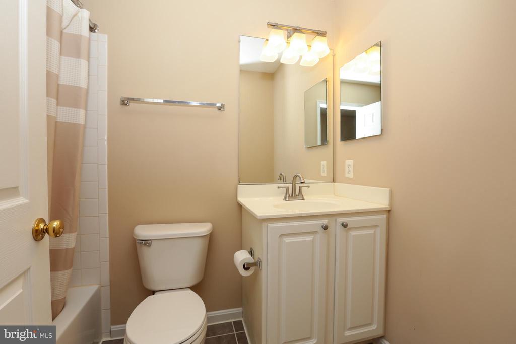 23098 Fontwell Sq