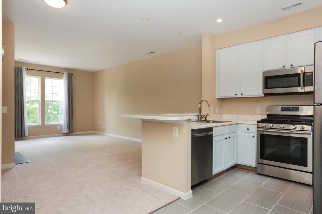 23098 Fontwell Sq