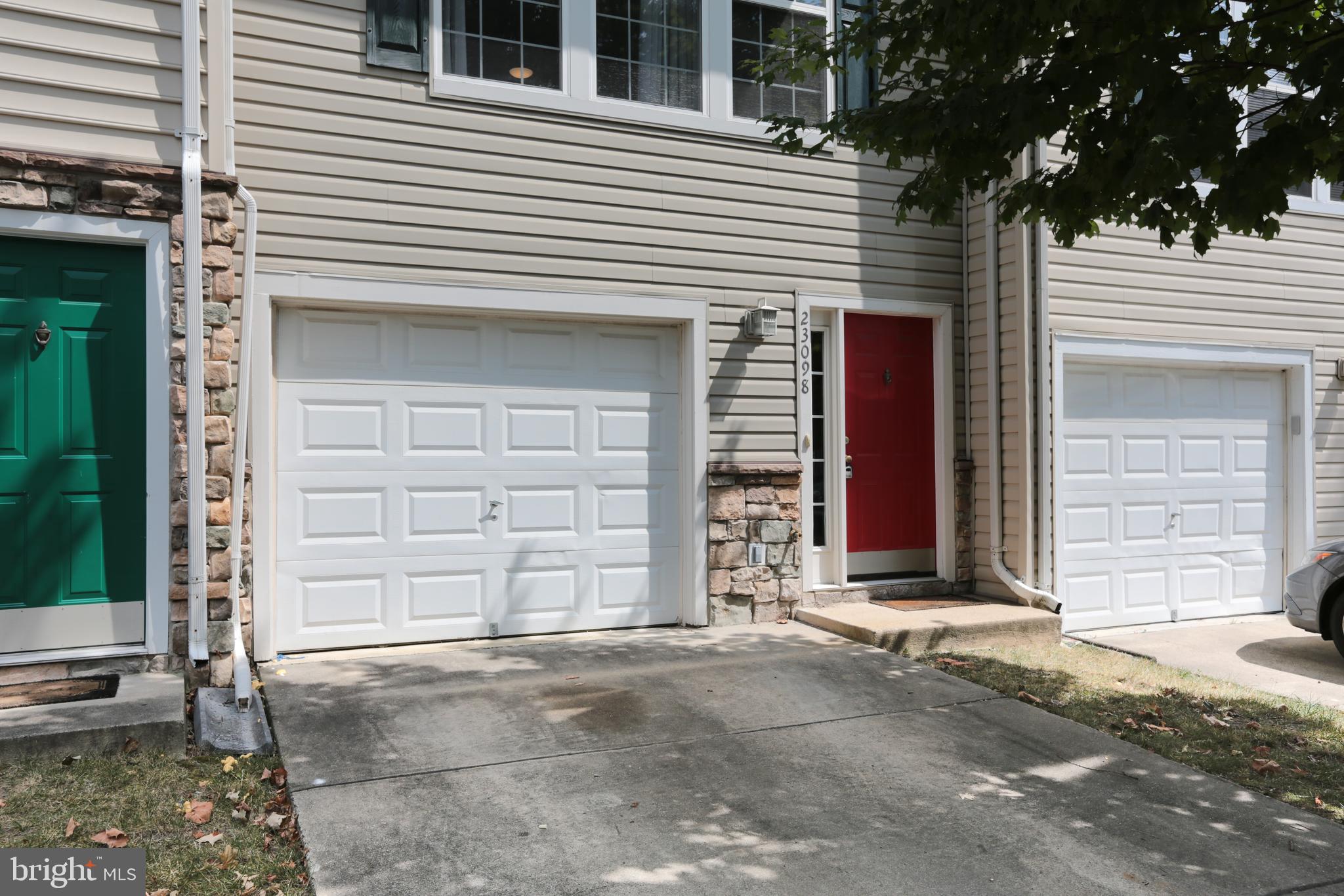 23098 Fontwell Sq