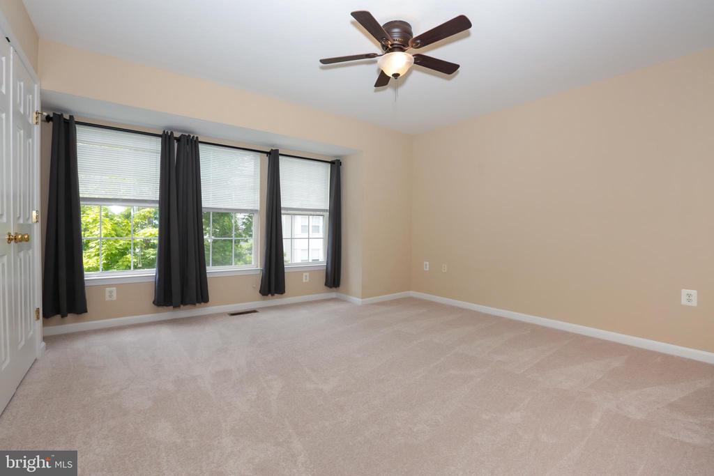 23098 Fontwell Sq