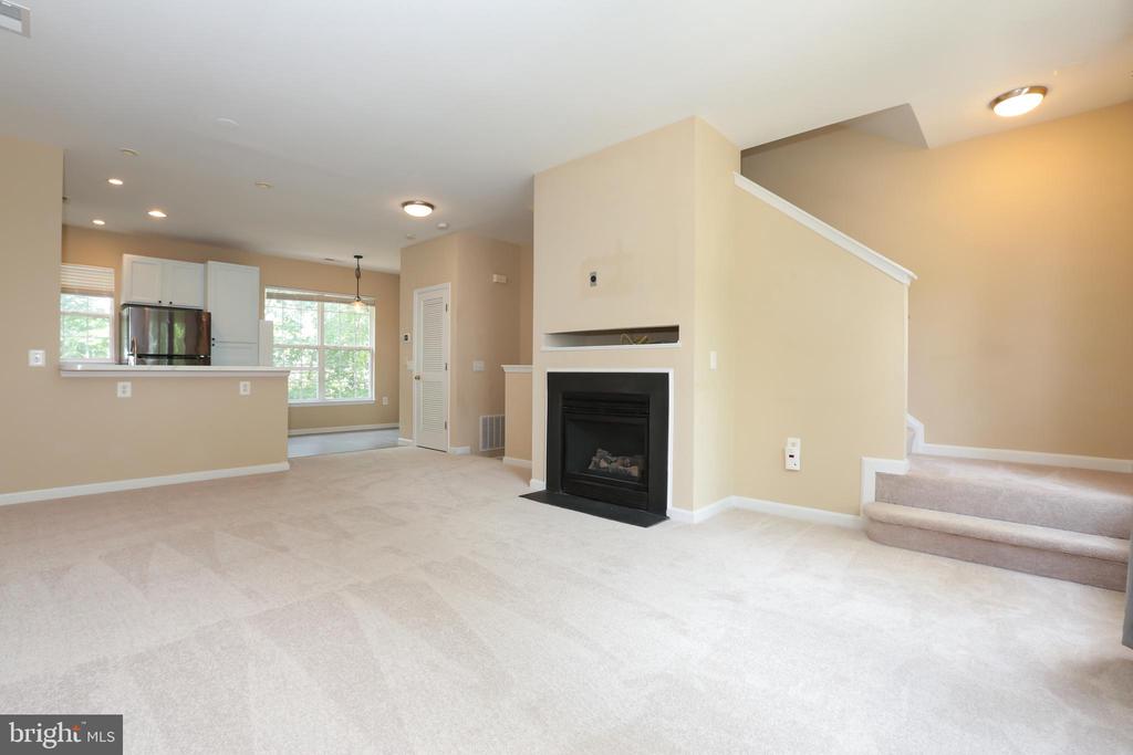 23098 Fontwell Sq