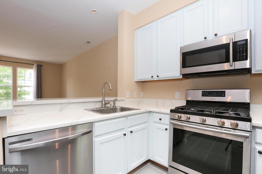 23098 Fontwell Sq
