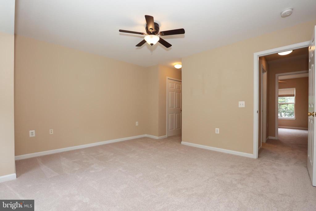23098 Fontwell Sq