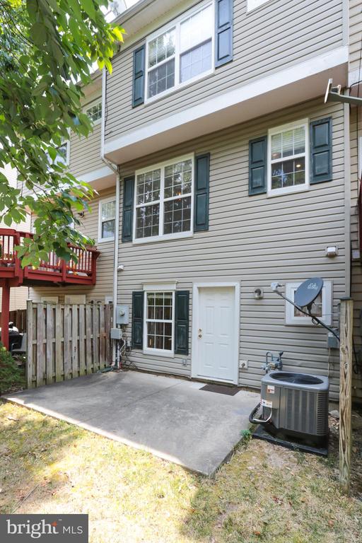 23098 Fontwell Sq
