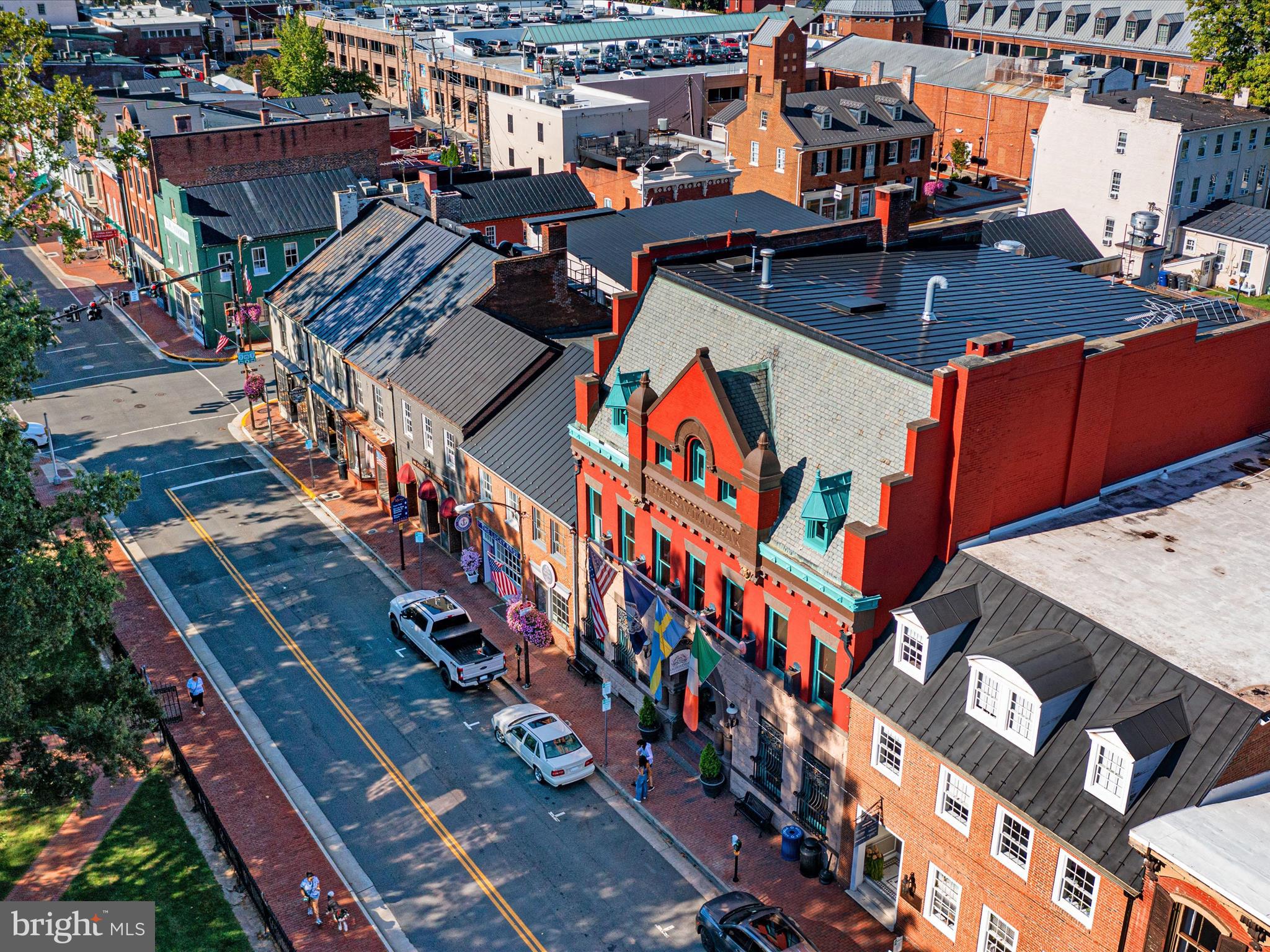 220 Queen St NE
