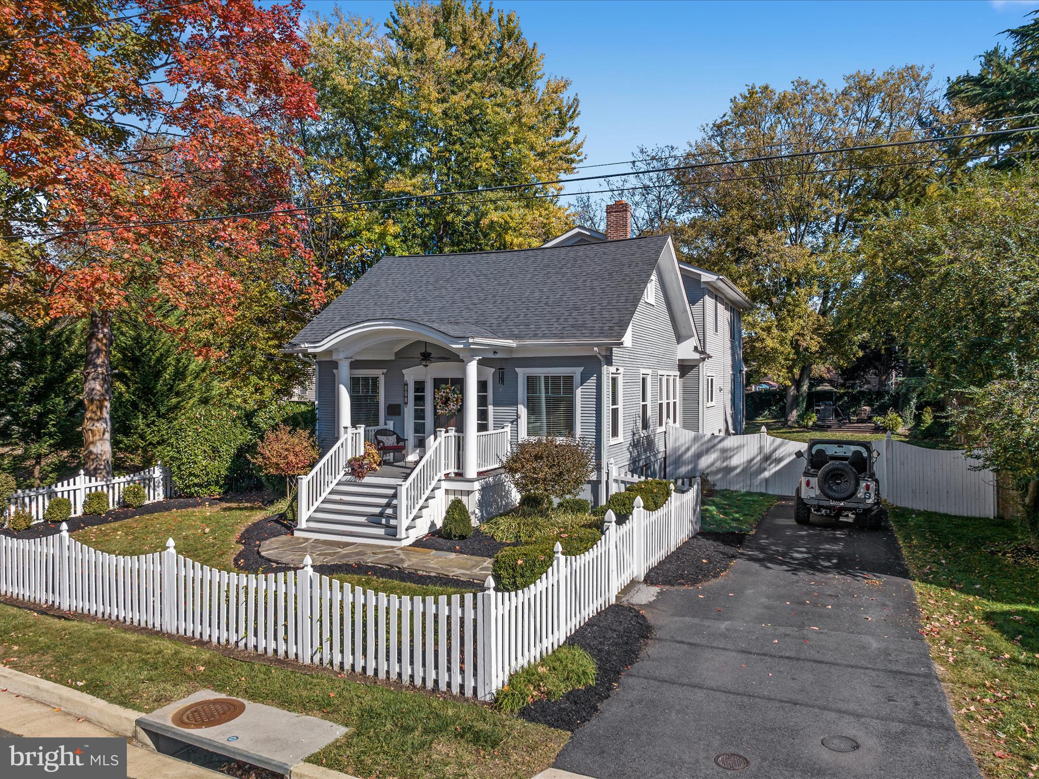 220 Queen St NE